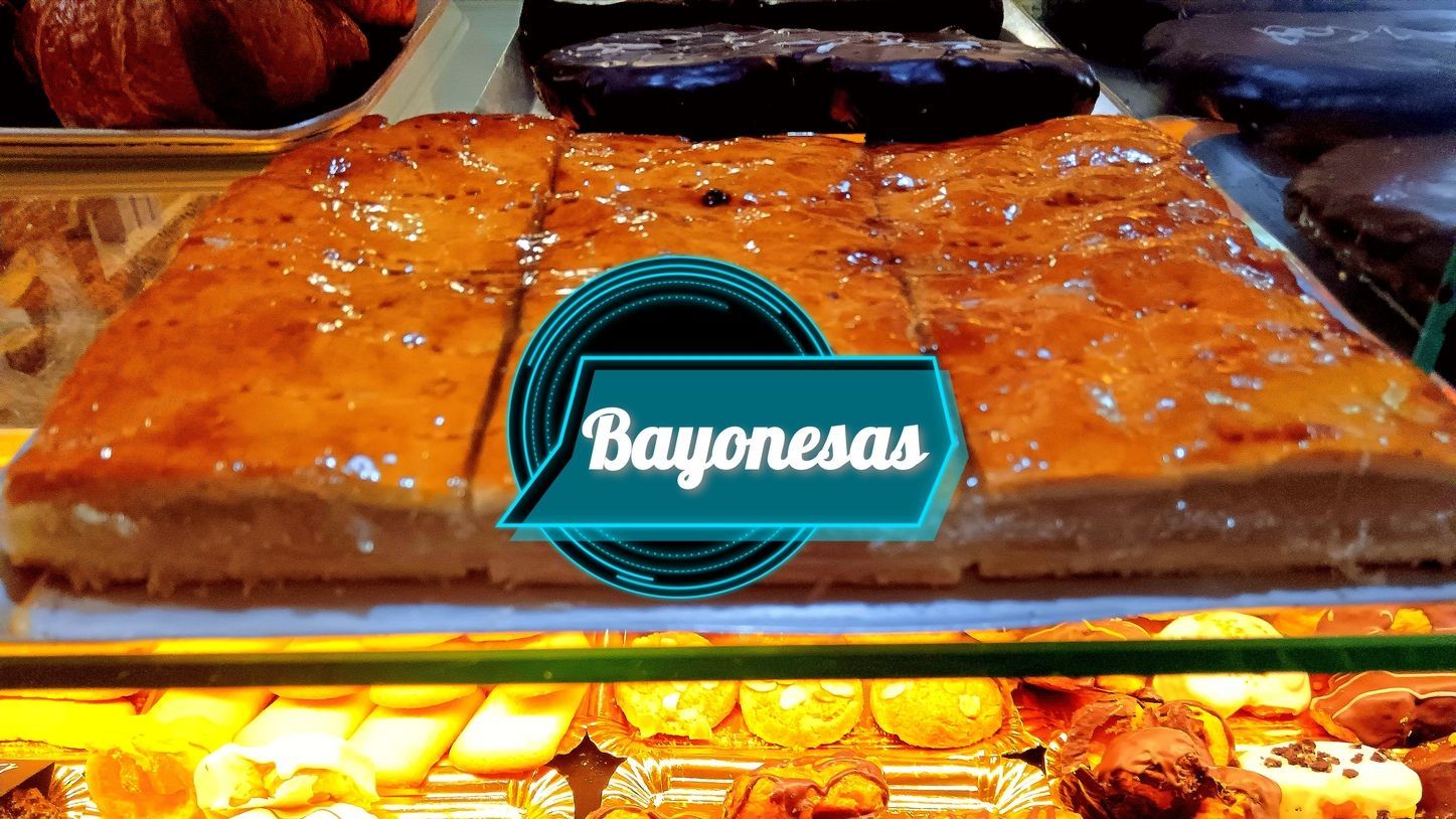 Pastel bayones, rectangular, glaseado, expuesto en vitrina de panadería.