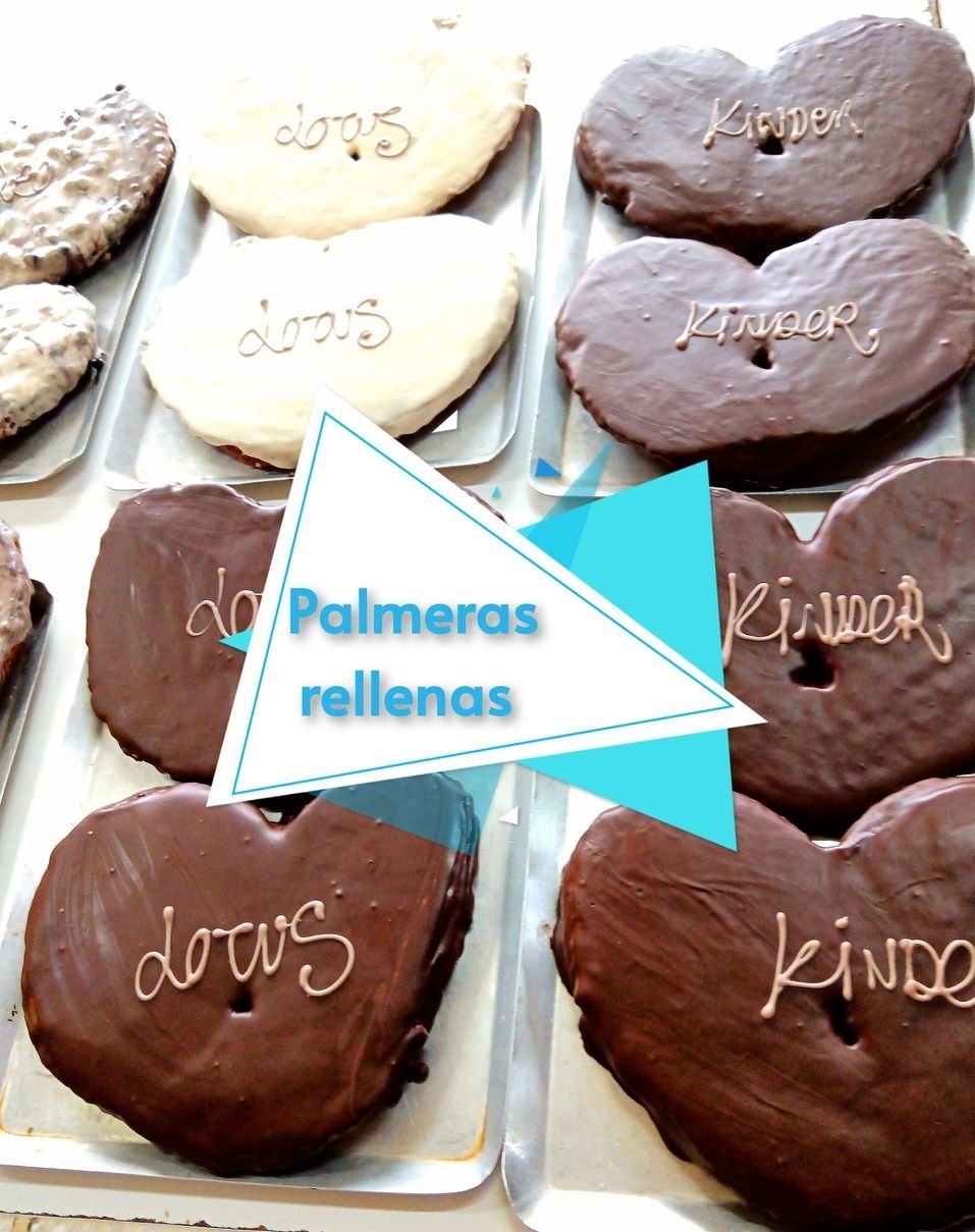 Pastelitos de chocolate en forma de corazón con letras doradas: