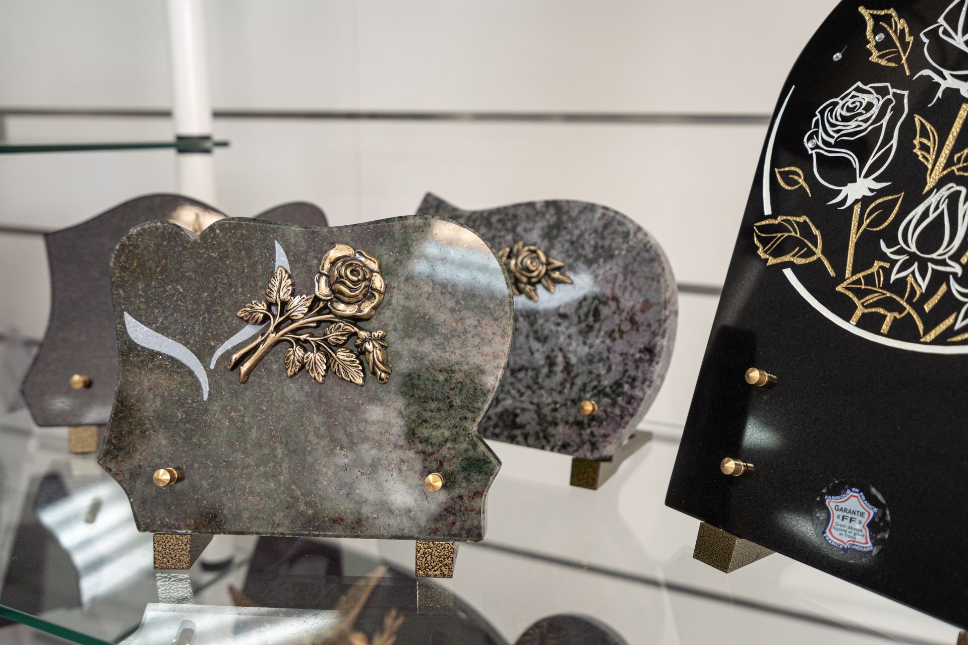 Des plaques funéraires.