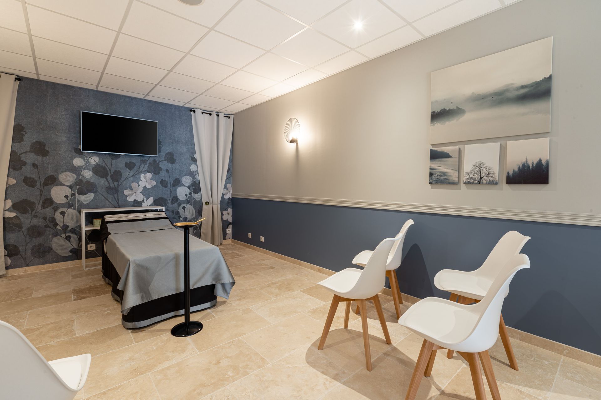 Une chambre funéraire avec un lit et des chaises.