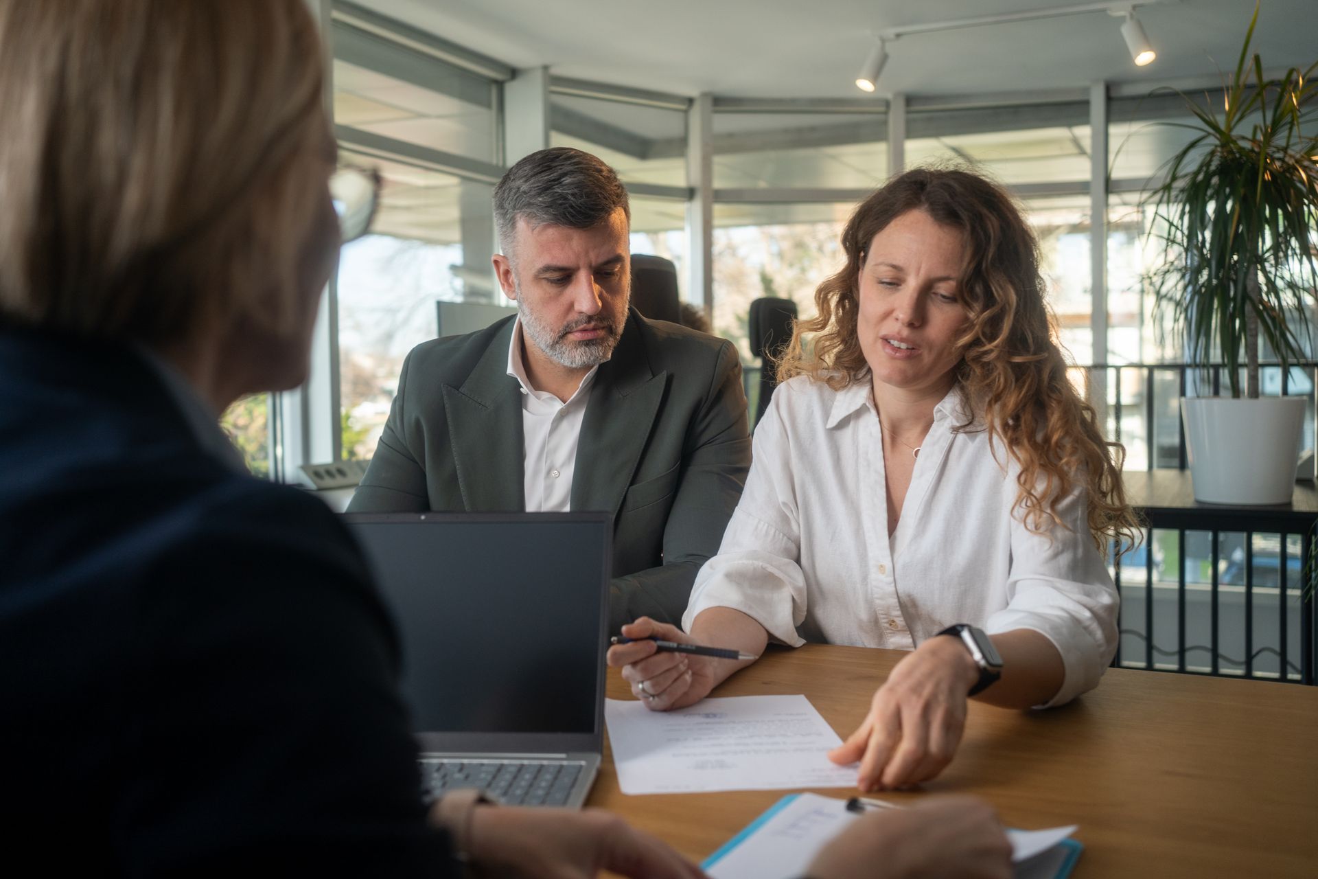 Un couple qui échange avec un conseiller.