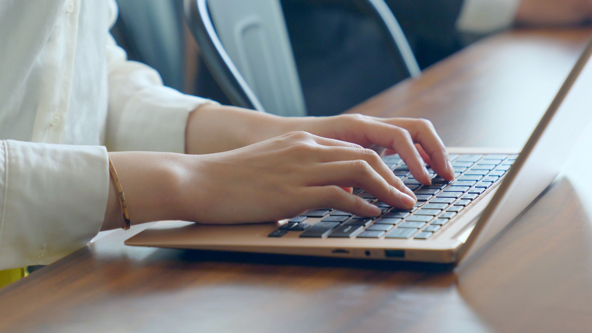 Un personne qui tape sur le clavier d'un ordinateur.