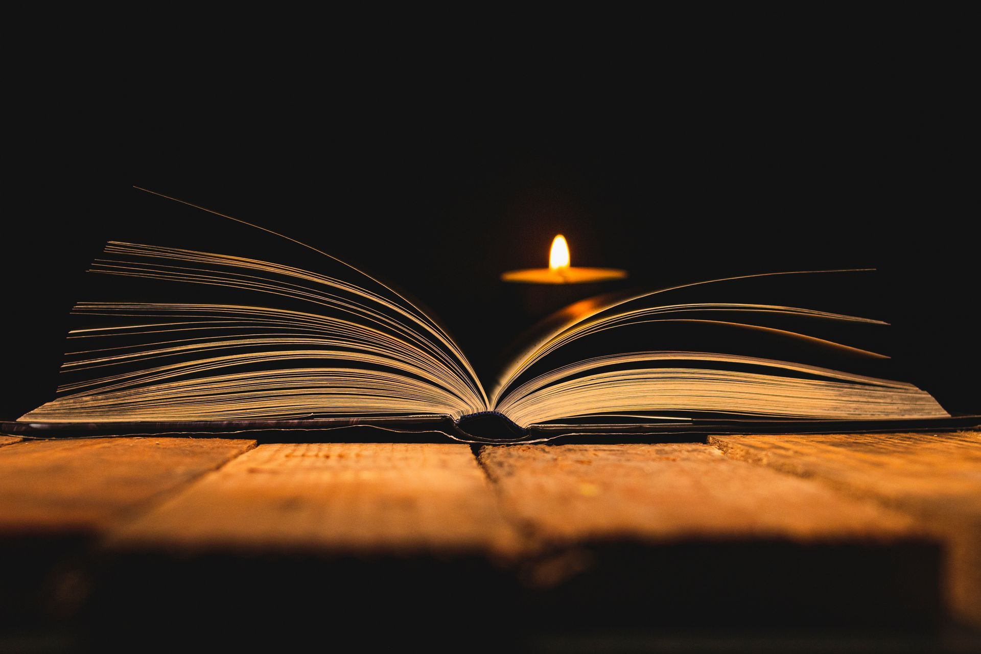 Un livre ouvert avec une bougie.