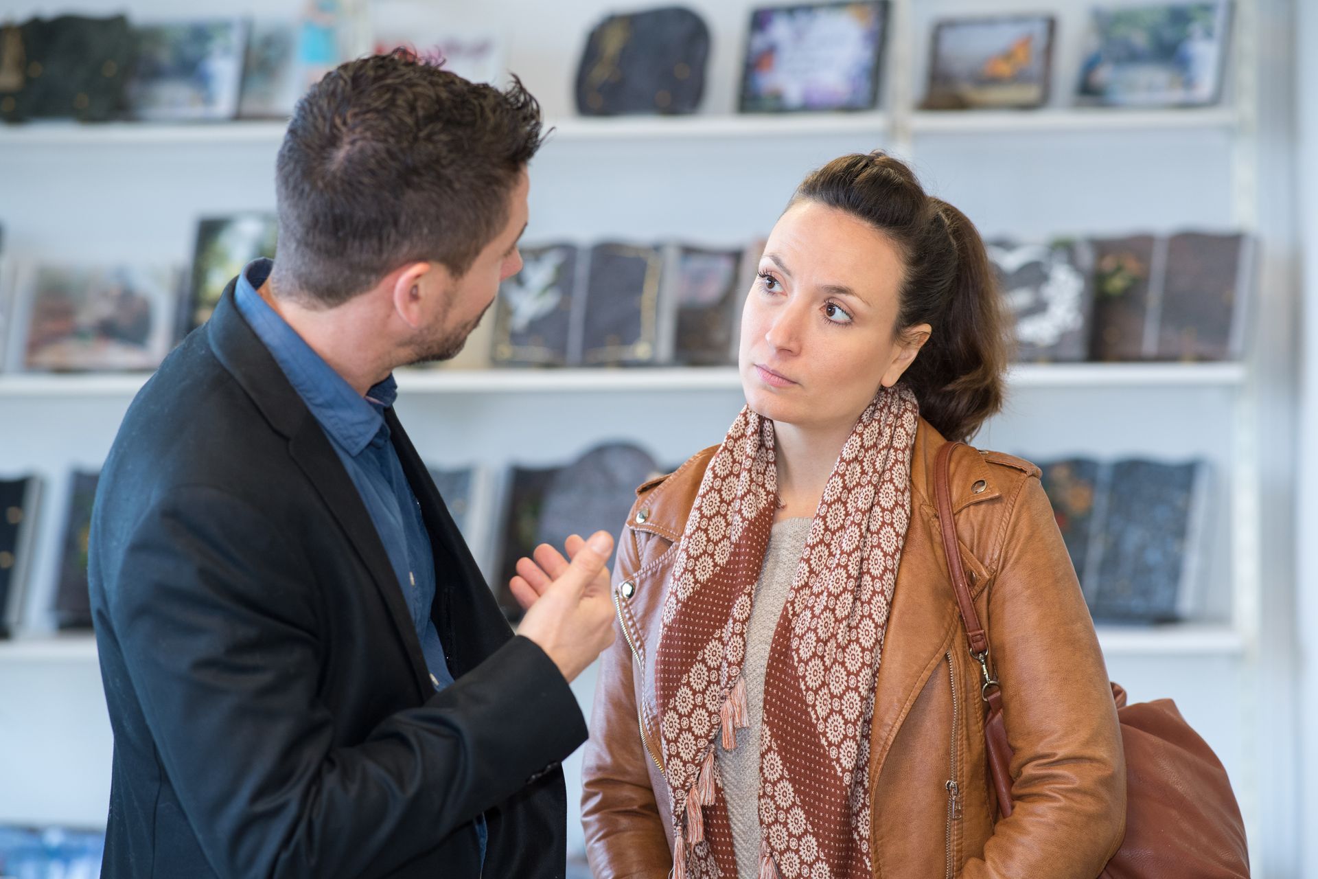 Un conseiller funéraire qui donne des conseils à une cliente.