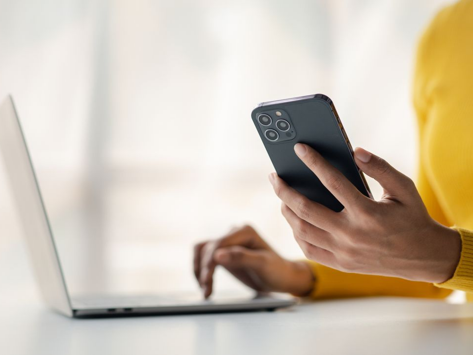 Une personne qui tient un smartphone dans sa main.