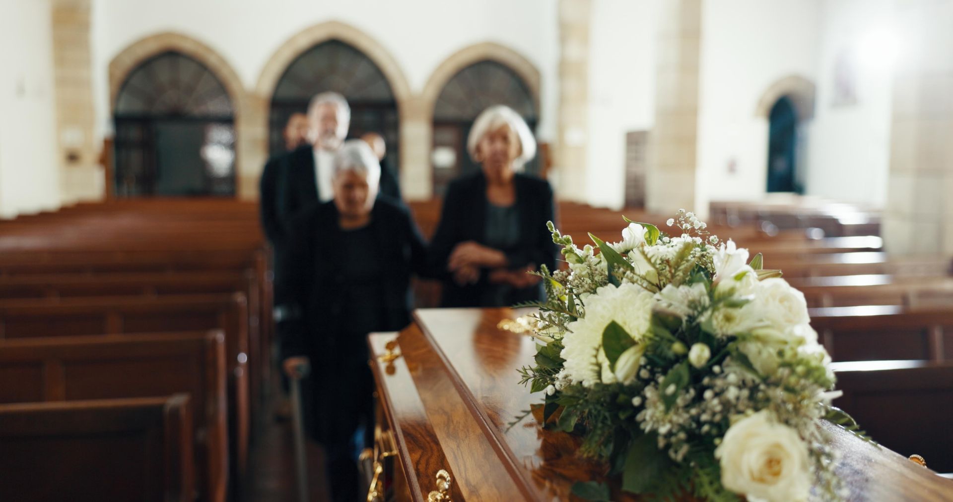 Un cercueil lors d'une cérémonie d'obsèques dans une église.