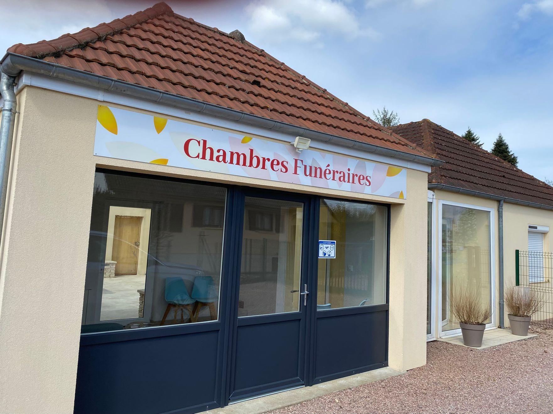 Façade de l'établissement des Pompes Funèbres Pénard.