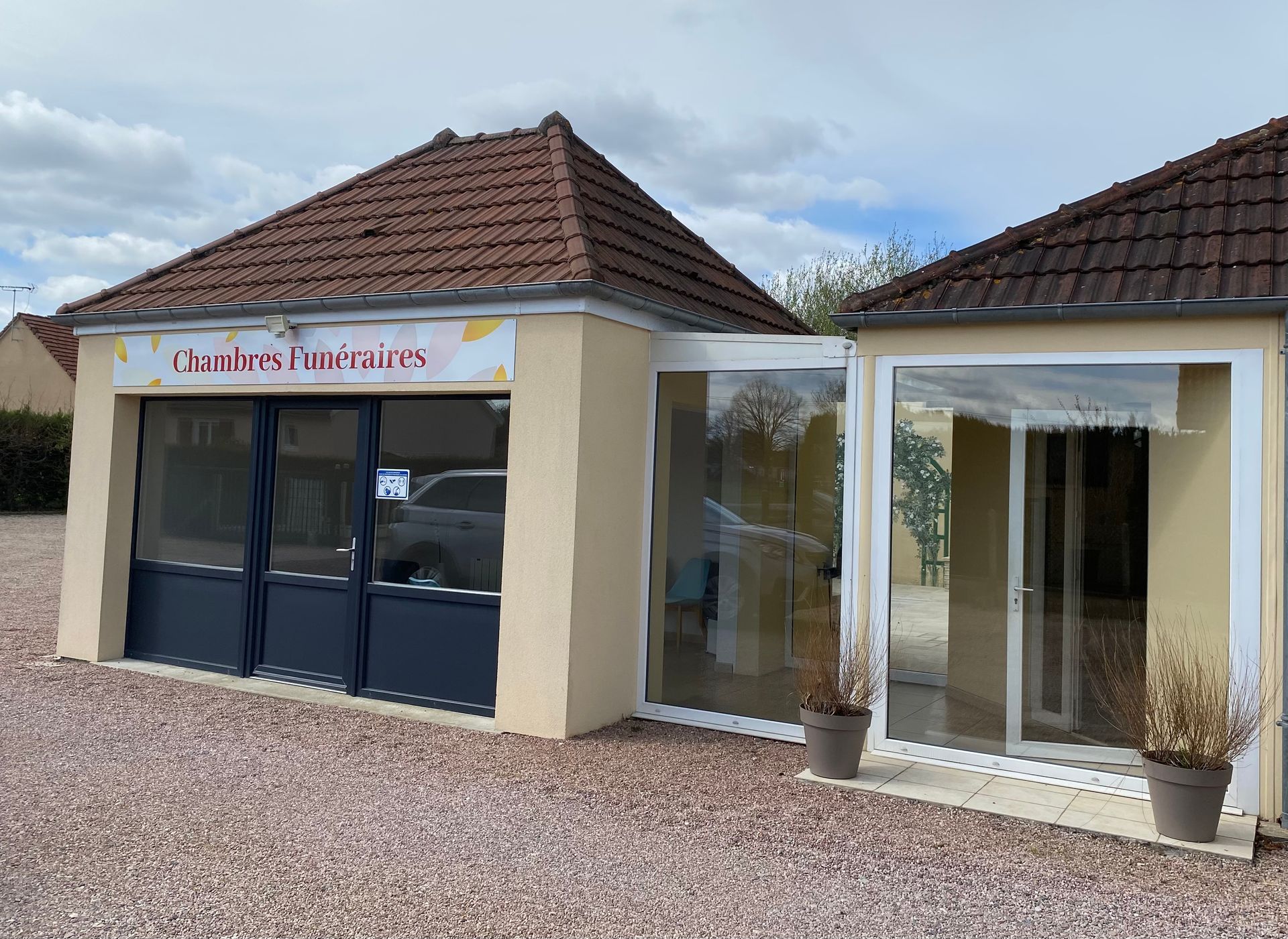 Façade de l'entreprise des Pompes Funèbres Pénard.