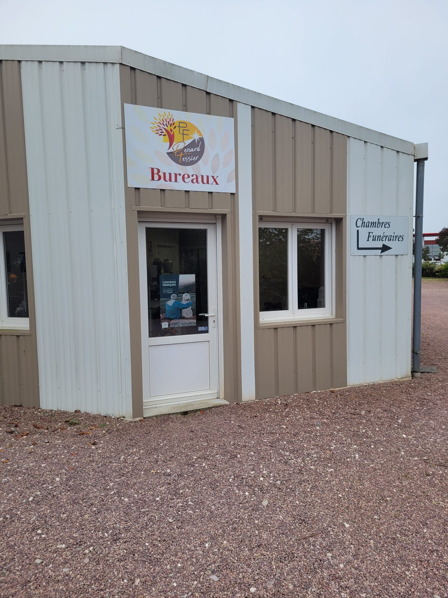 Porte d'entrée des Pompes Funèbres Pénard.