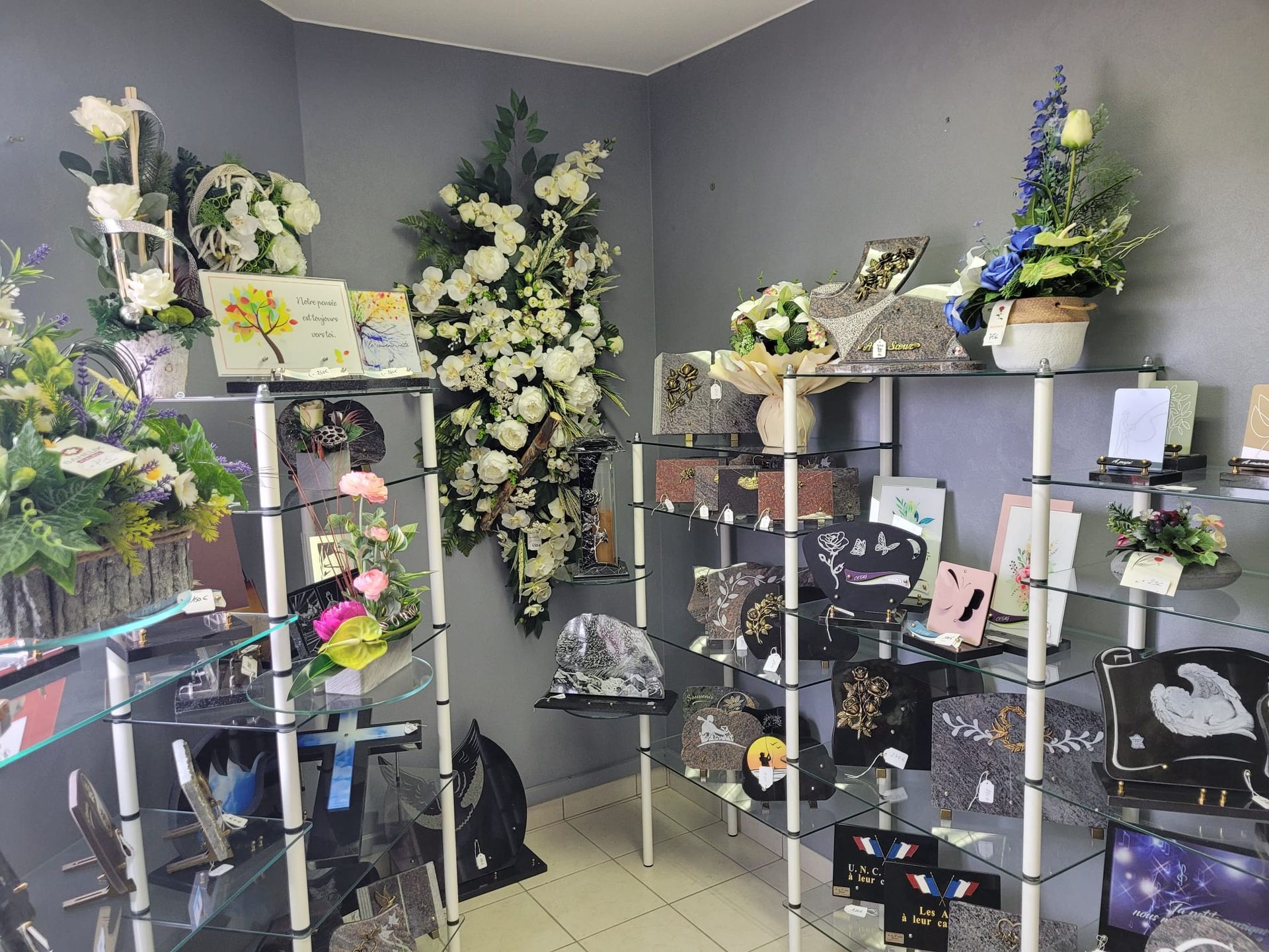 Des articles funéraires.