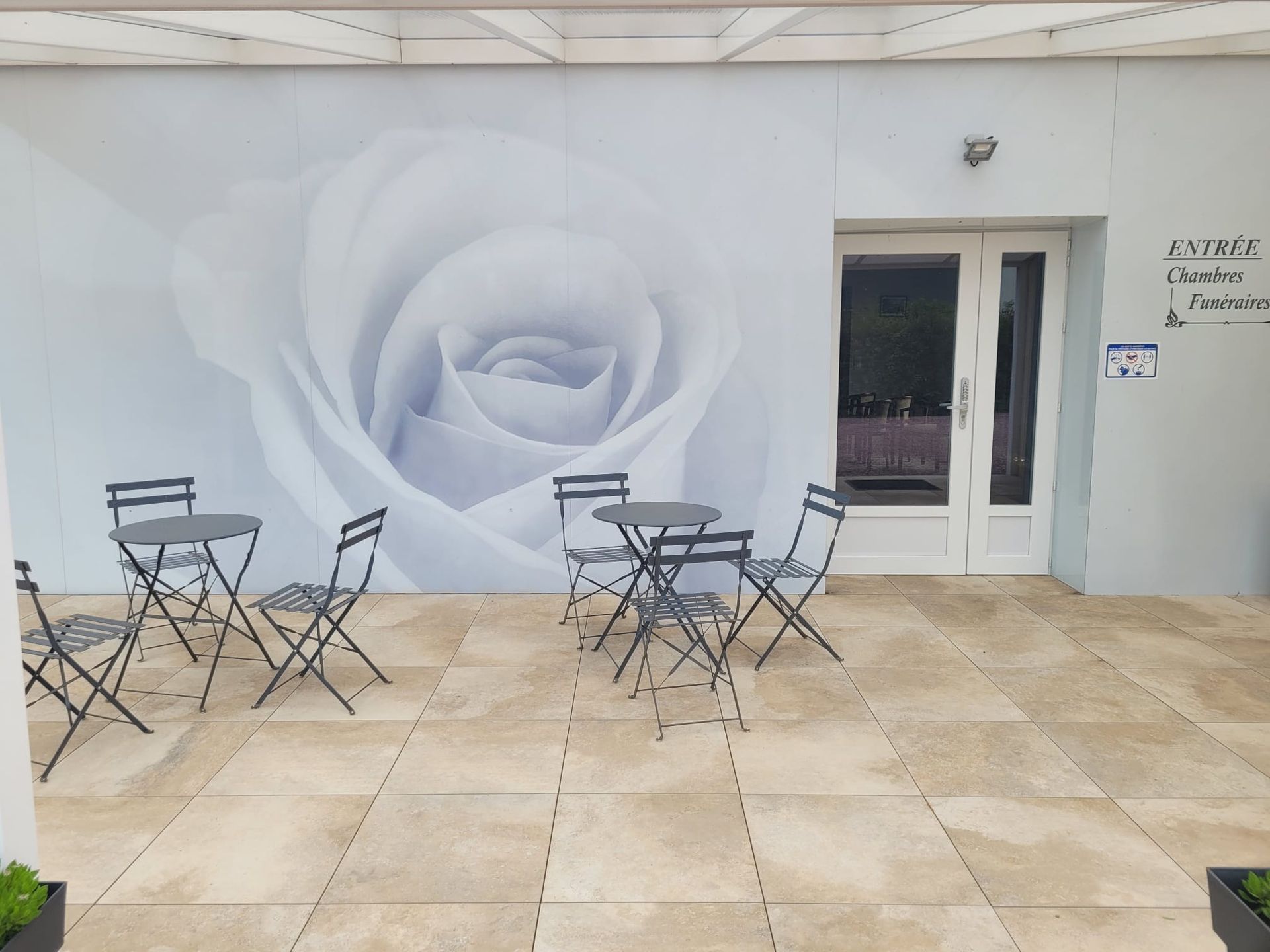 Façade du funérarium des Pompes Funèbres Pénard.