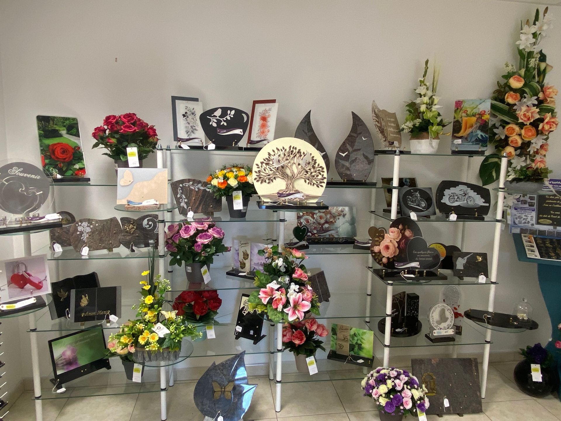 Présentation d'articles funéraires.