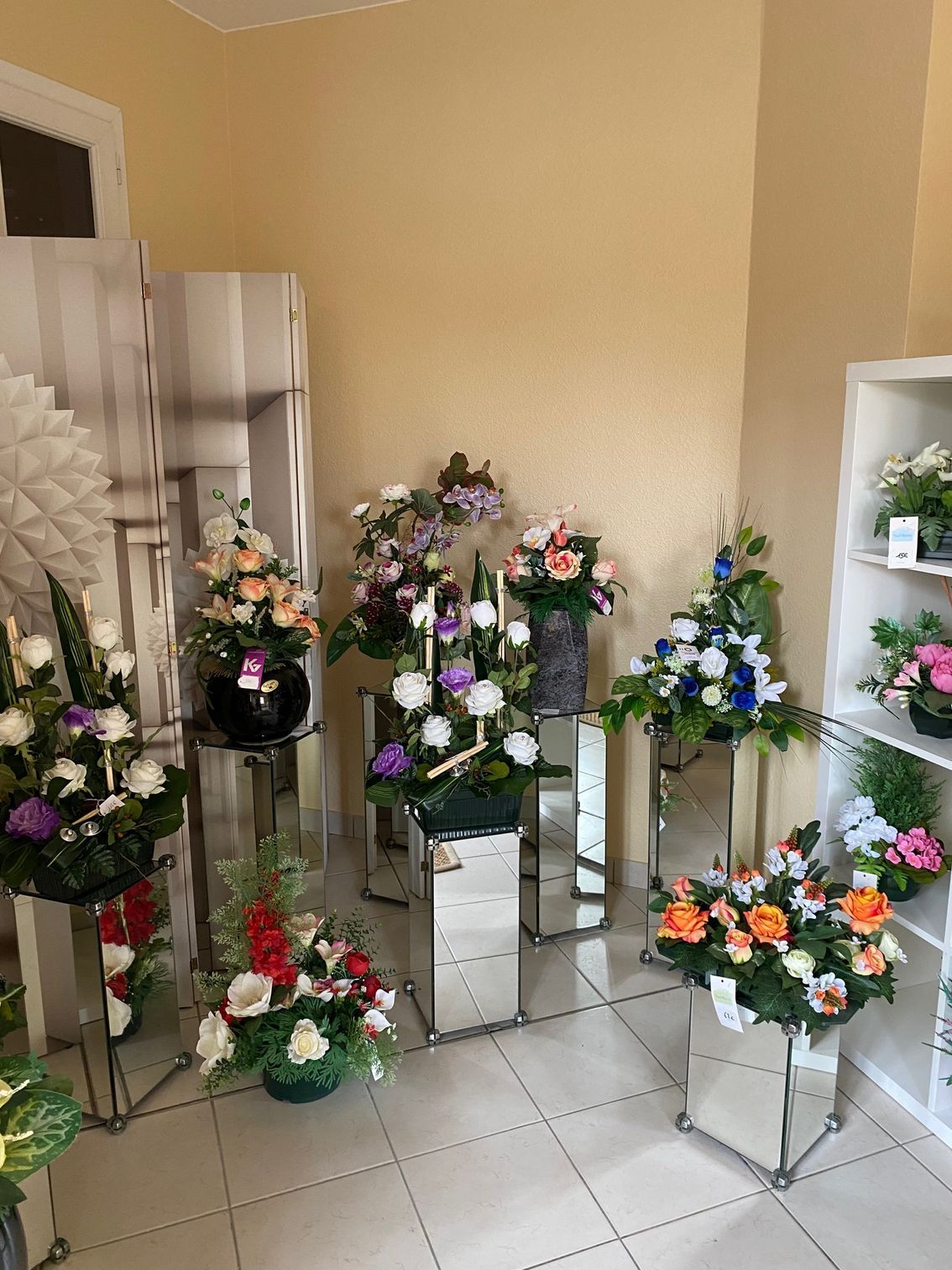 Des compositions florales exposées dans des pompes funèbres.