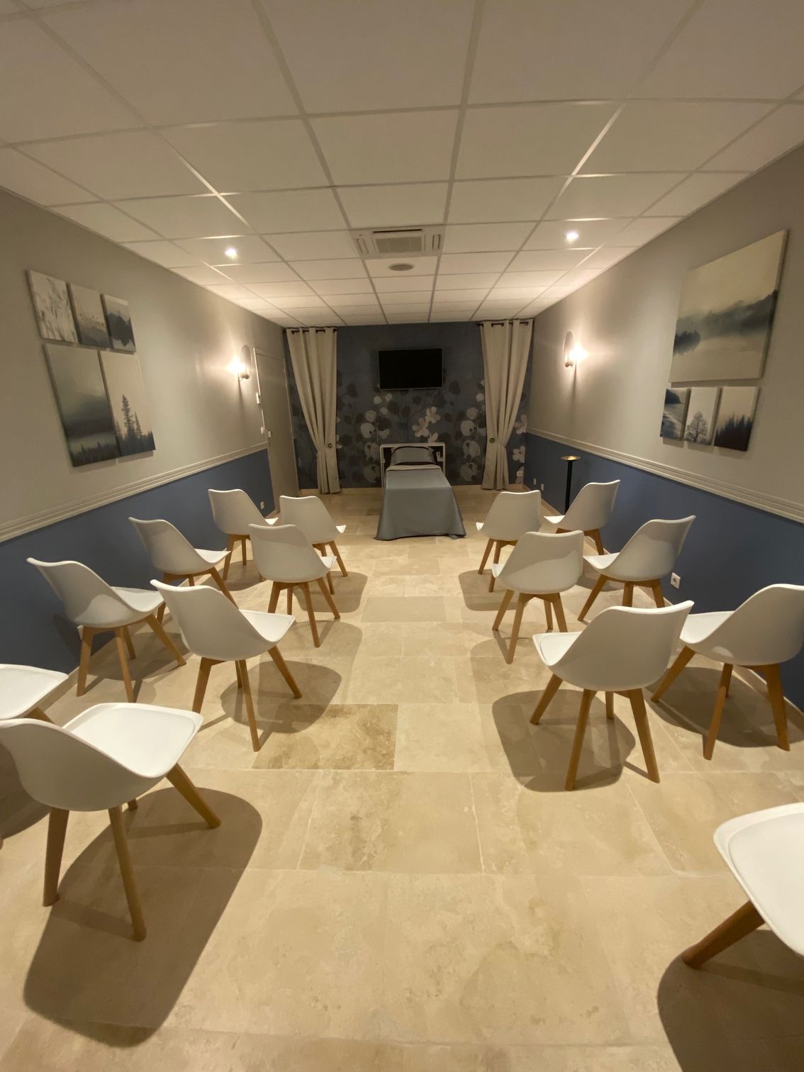 Un salon funéraire avec des chaises, prêtes à accueillir une cérémonie.