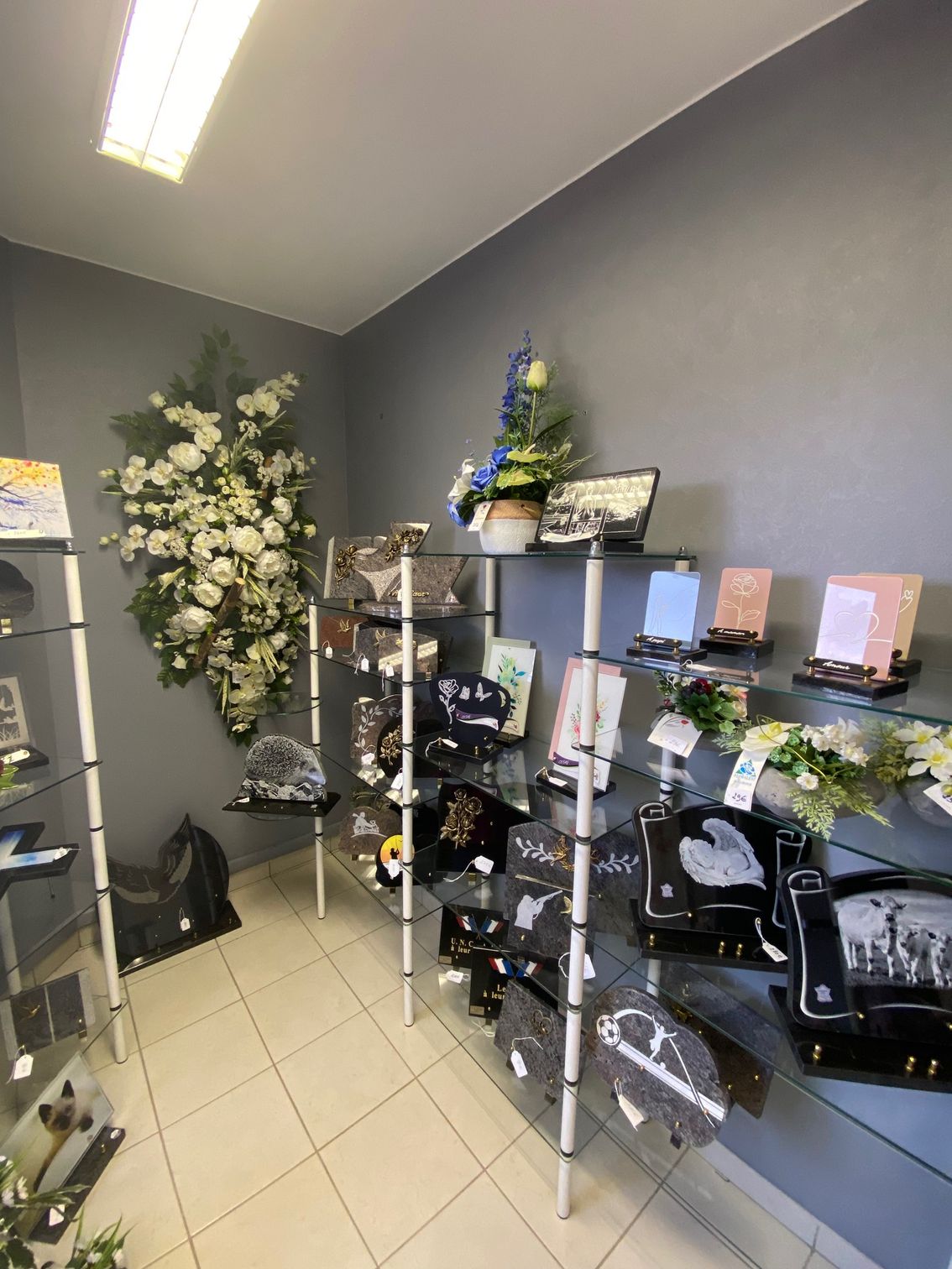Des articles funéraires exposés dans l'agence de pompes funèbres.