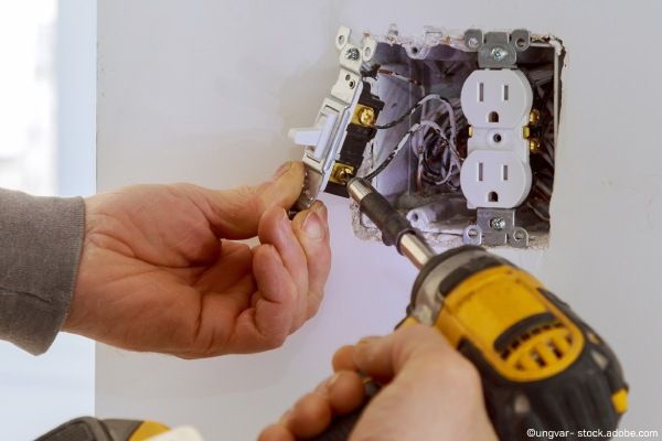 Akuschrauber an Steckdose