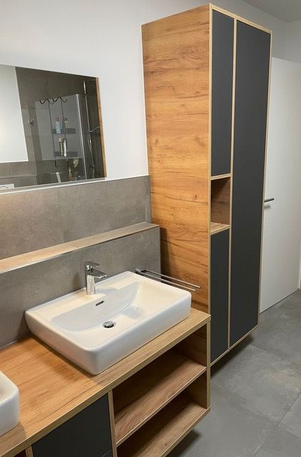 ein Badezimmer mit Waschbecken und Spiegel