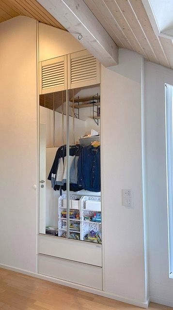 Im Einbauchrank befindet sich ein großer Spiegel