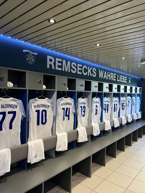 Ein Umkleideraum mit einem Schild mit der Aufschrift „TV Aldingen“.