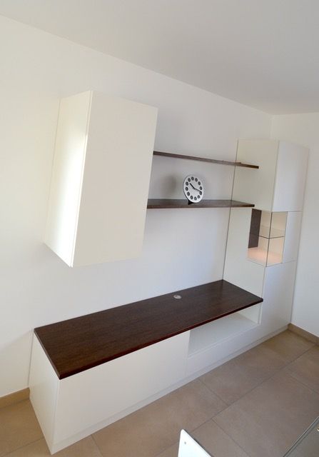 ein Regal mit einer Uhr darauf