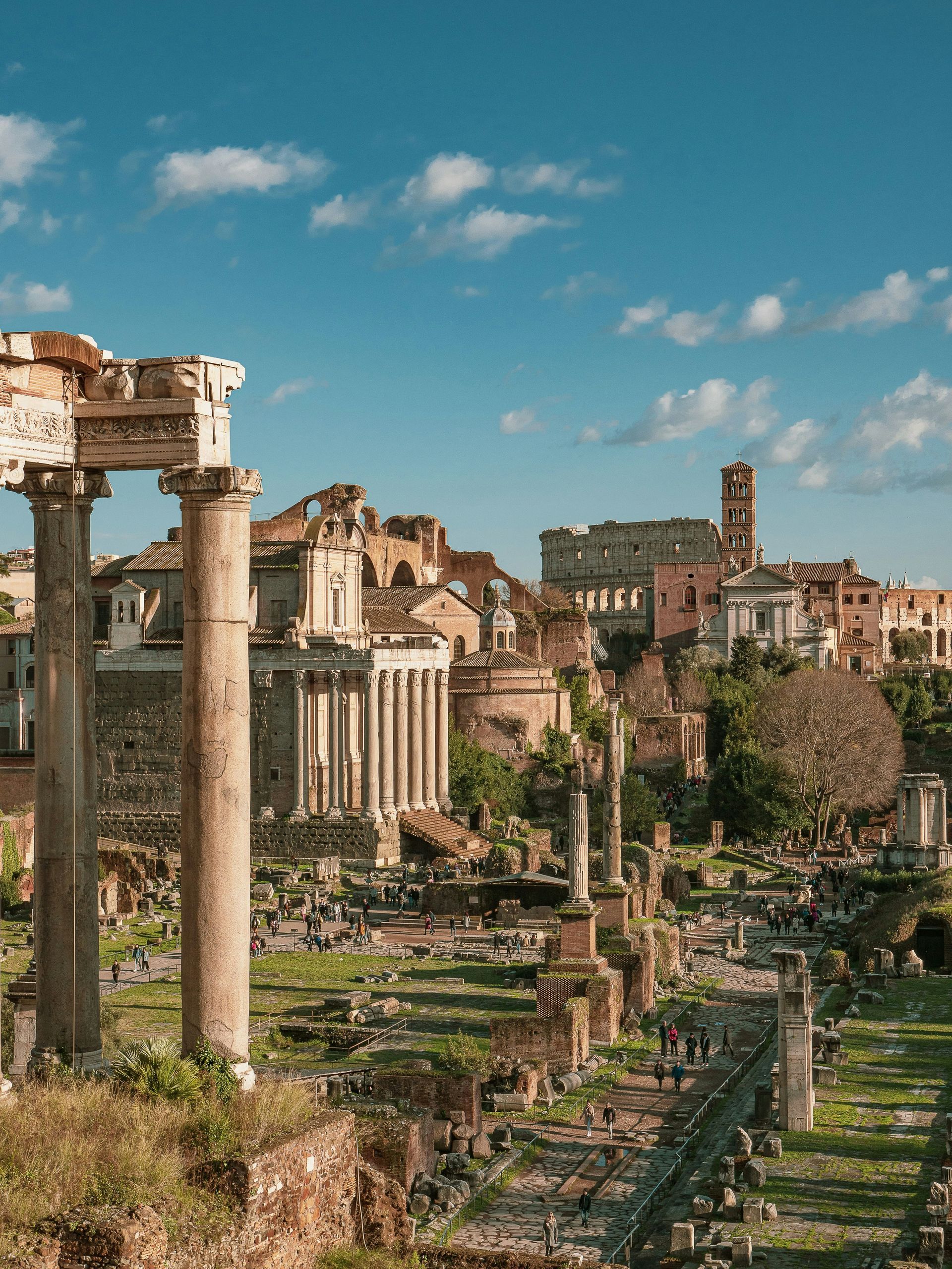 Una città con molti edifici e colonne in primo piano.