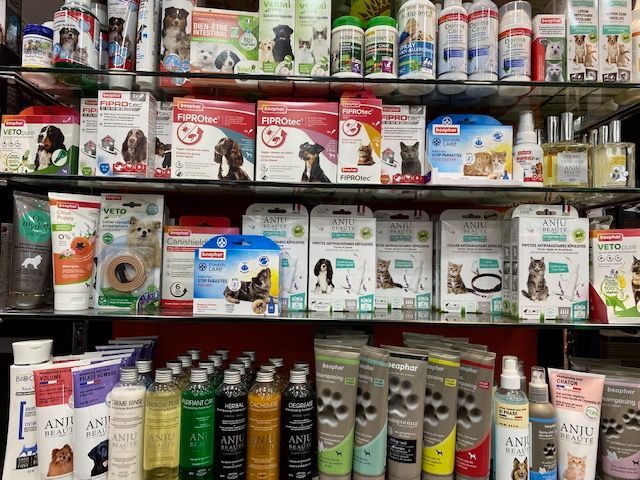 Des étagères garnies de shampoings, de compléments alimentaires et de traitements antipuces.