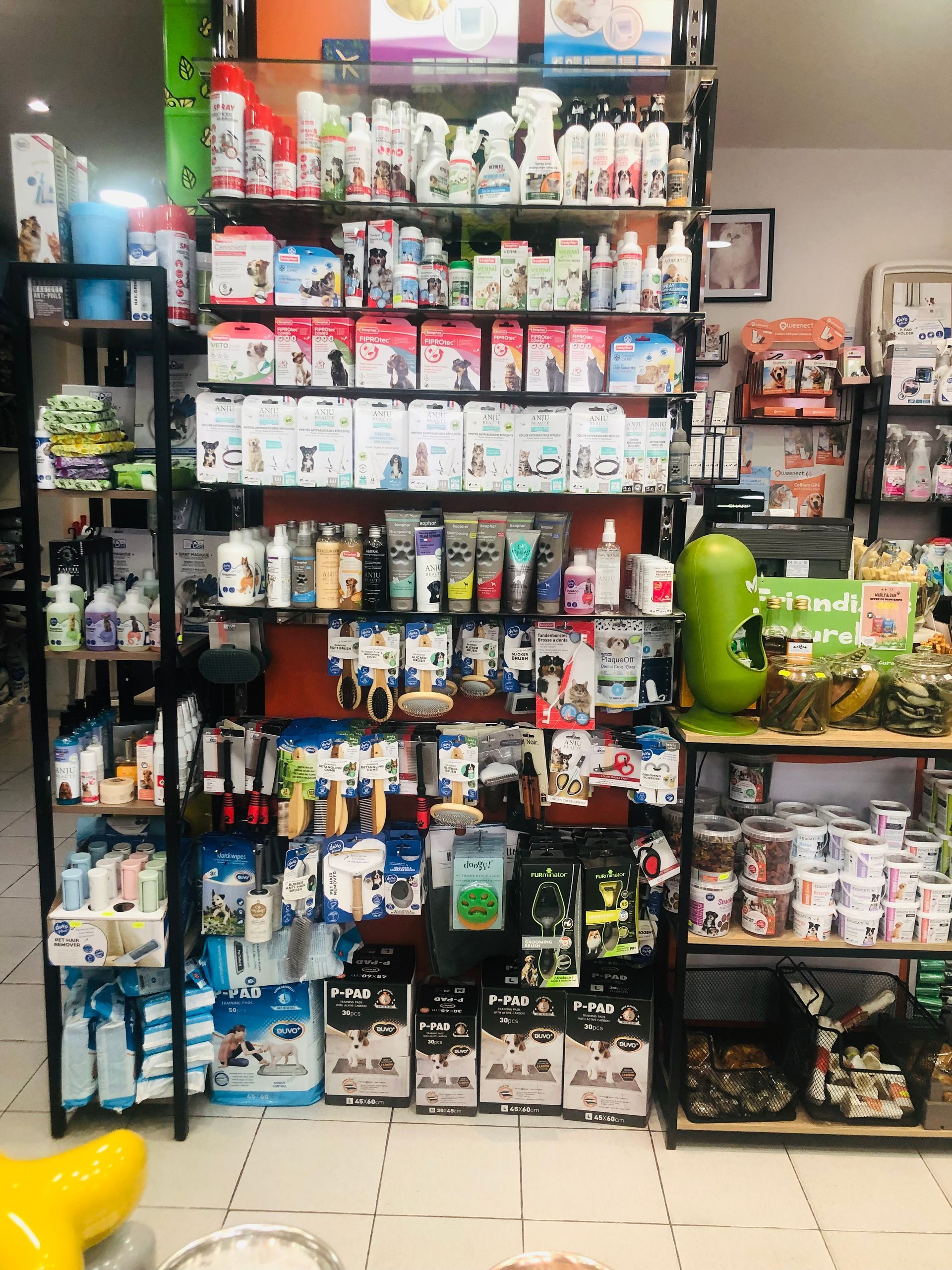 Rayons remplis d'articles pour animaux de compagnie : nourriture, produits de toilettage et médicaments.