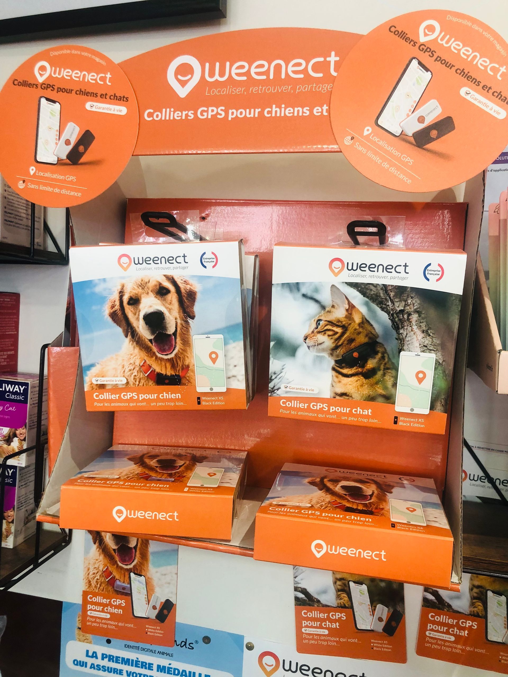 Présentation en magasin des colliers GPS Weenect pour chiens et chats.