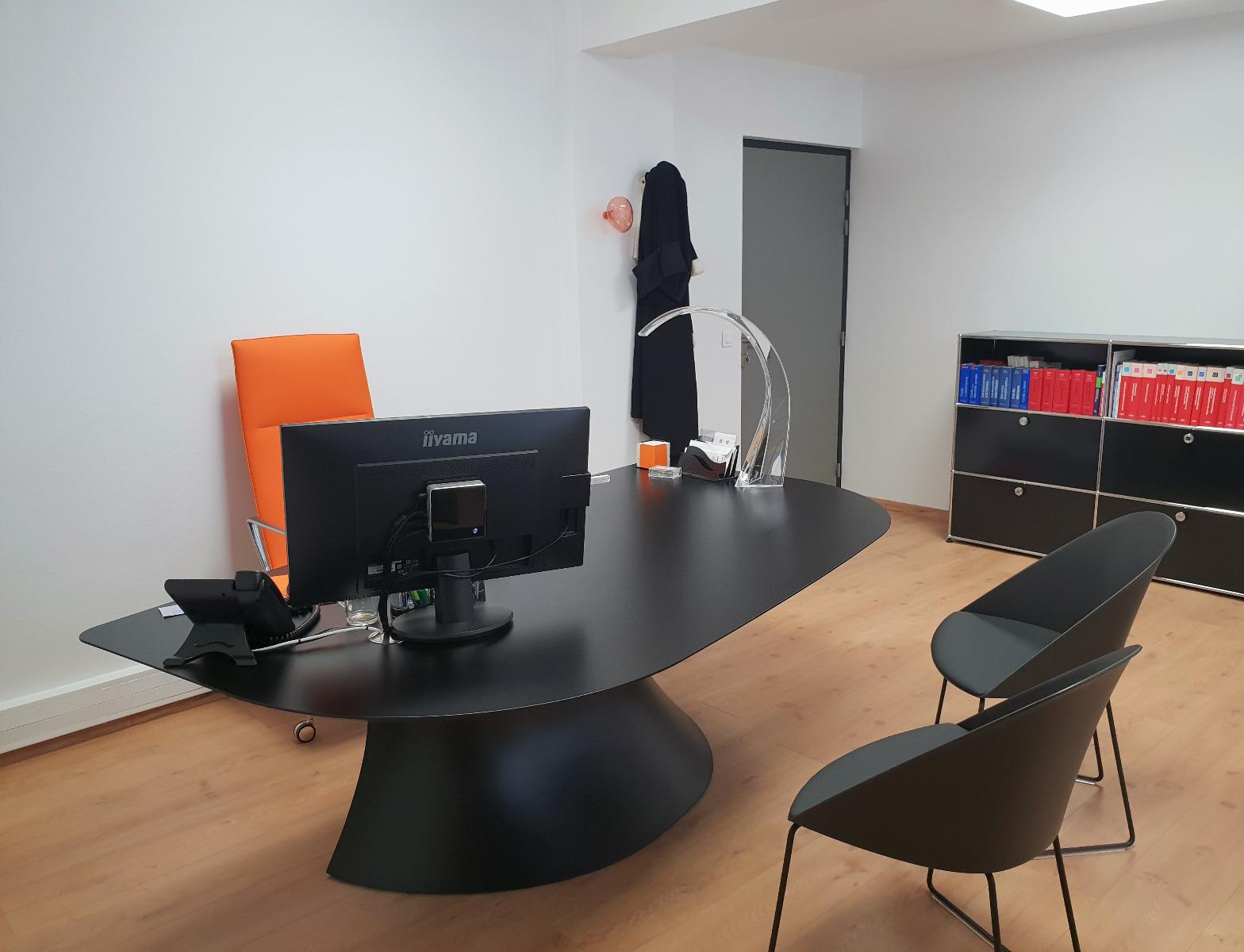 Bureau avec trois chaises