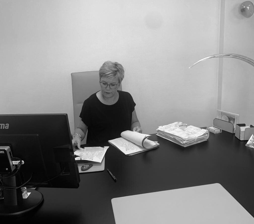 Maître Corouge-Le Bihan dans son bureau