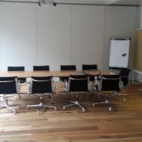 Ein weißer Sattelzug mit dem Logo „NUTRIFORM & DSM“ parkt in der Nähe eines Gebäudes.