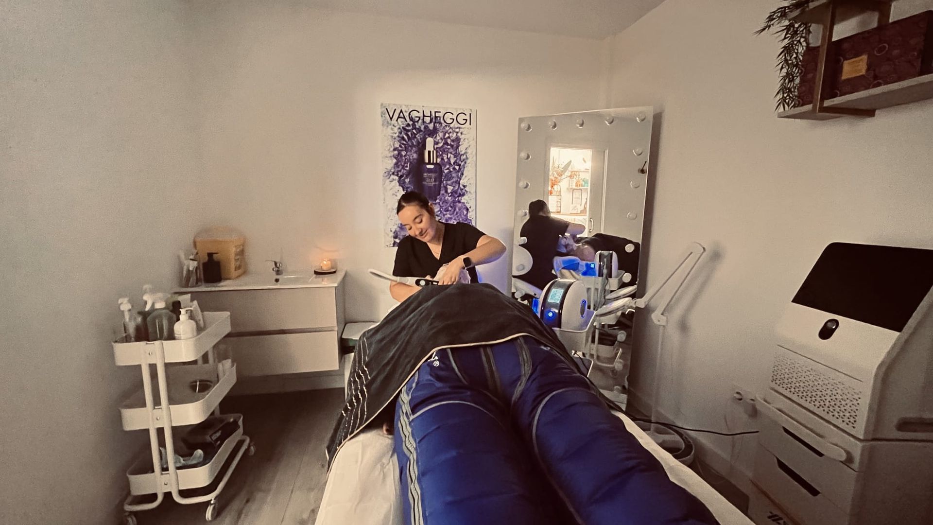 Persona recibiendo tratamiento en un spa. Un técnico utiliza un dispositivo en la espalda del paciente, en una sala blanca.