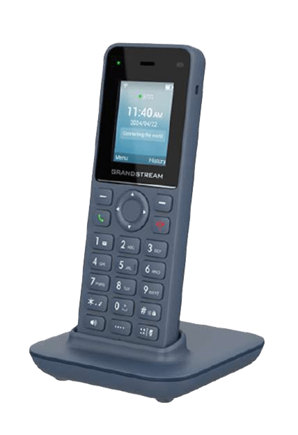 Un teléfono inalámbrico está sobre un soporte sobre un fondo blanco.