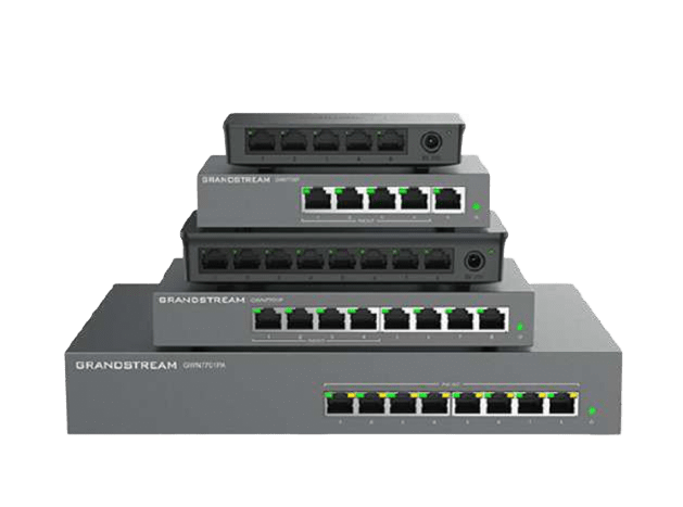 Un grupo de enrutadores están apilados uno encima del otro sobre un fondo blanco.