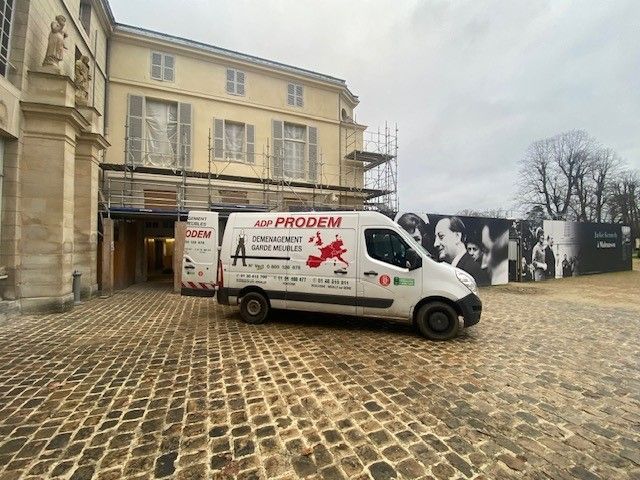 Camion de déménagement devant un appartement de deux étages