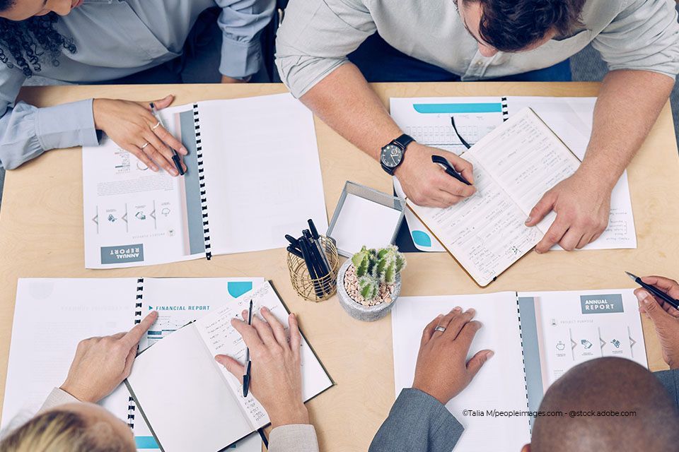 Zwei Männer geben sich die Hand