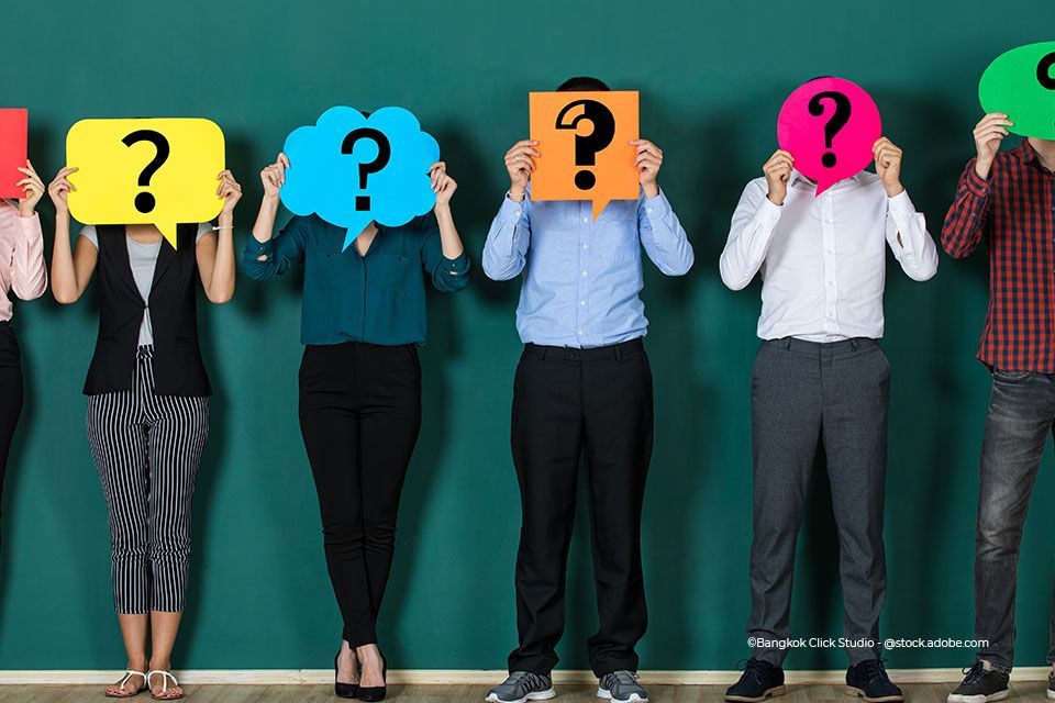 Mann zeigt auf Bewerberfotos