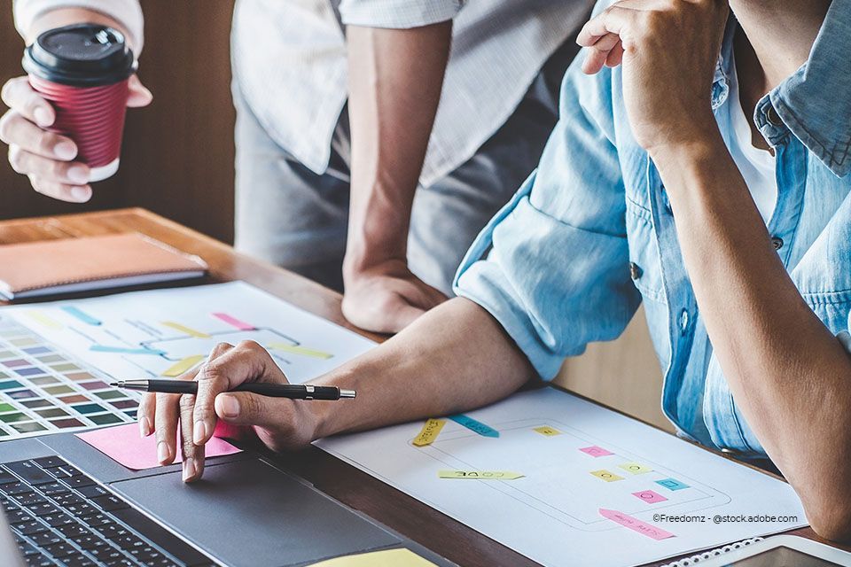 Mann und Frau geben sich die Hand