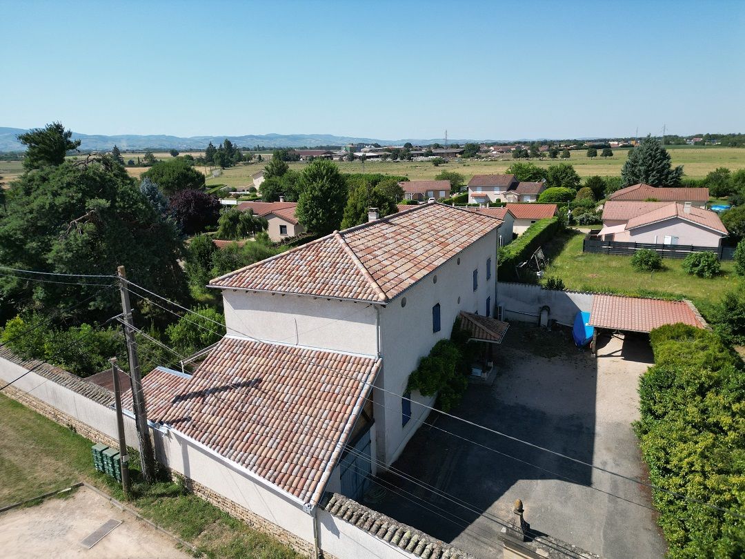 Maison individuelle et dépendances en tuiles Oméga 13