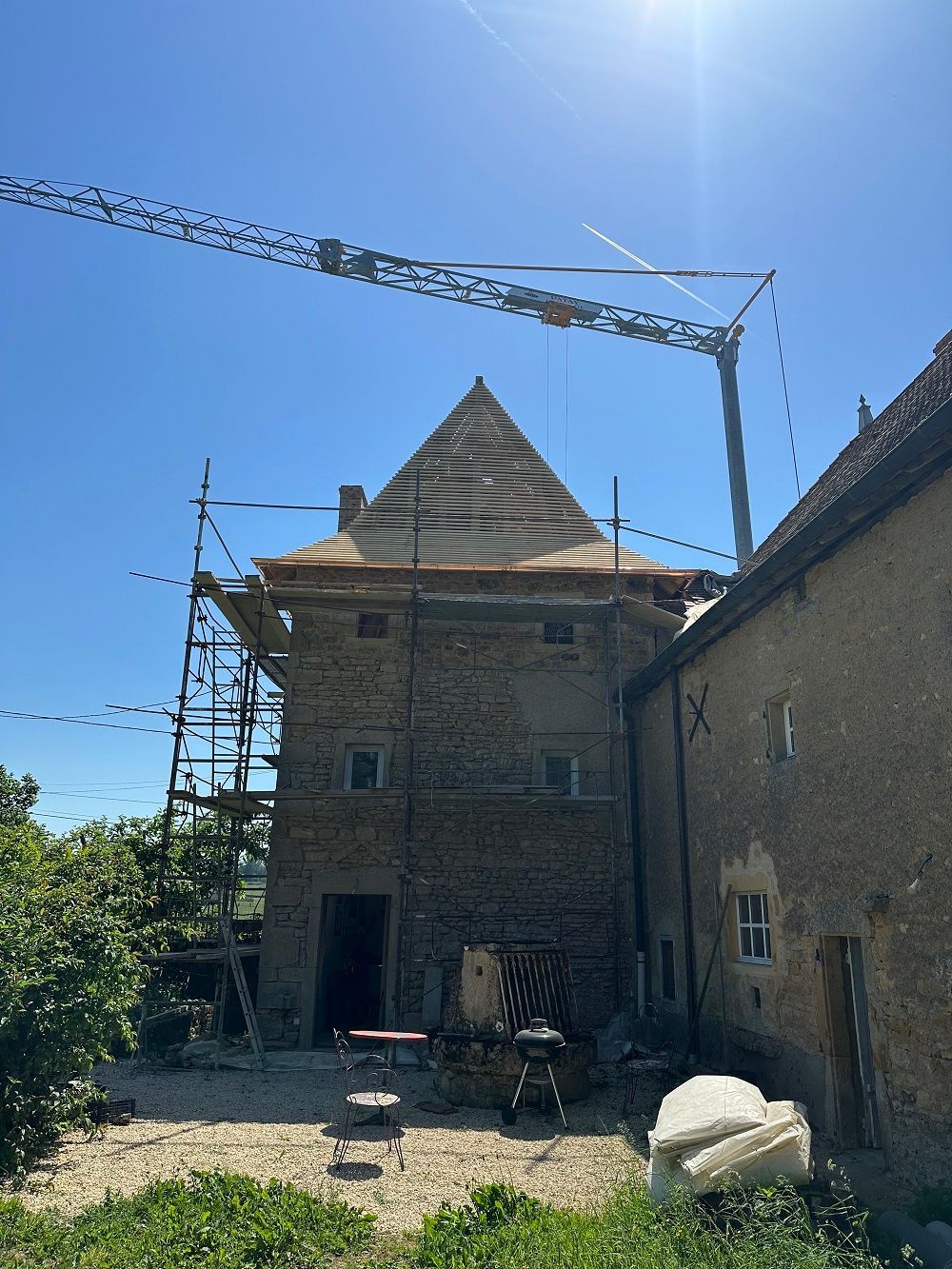 vue ensemble rénovation de la toiture sur tour carrée