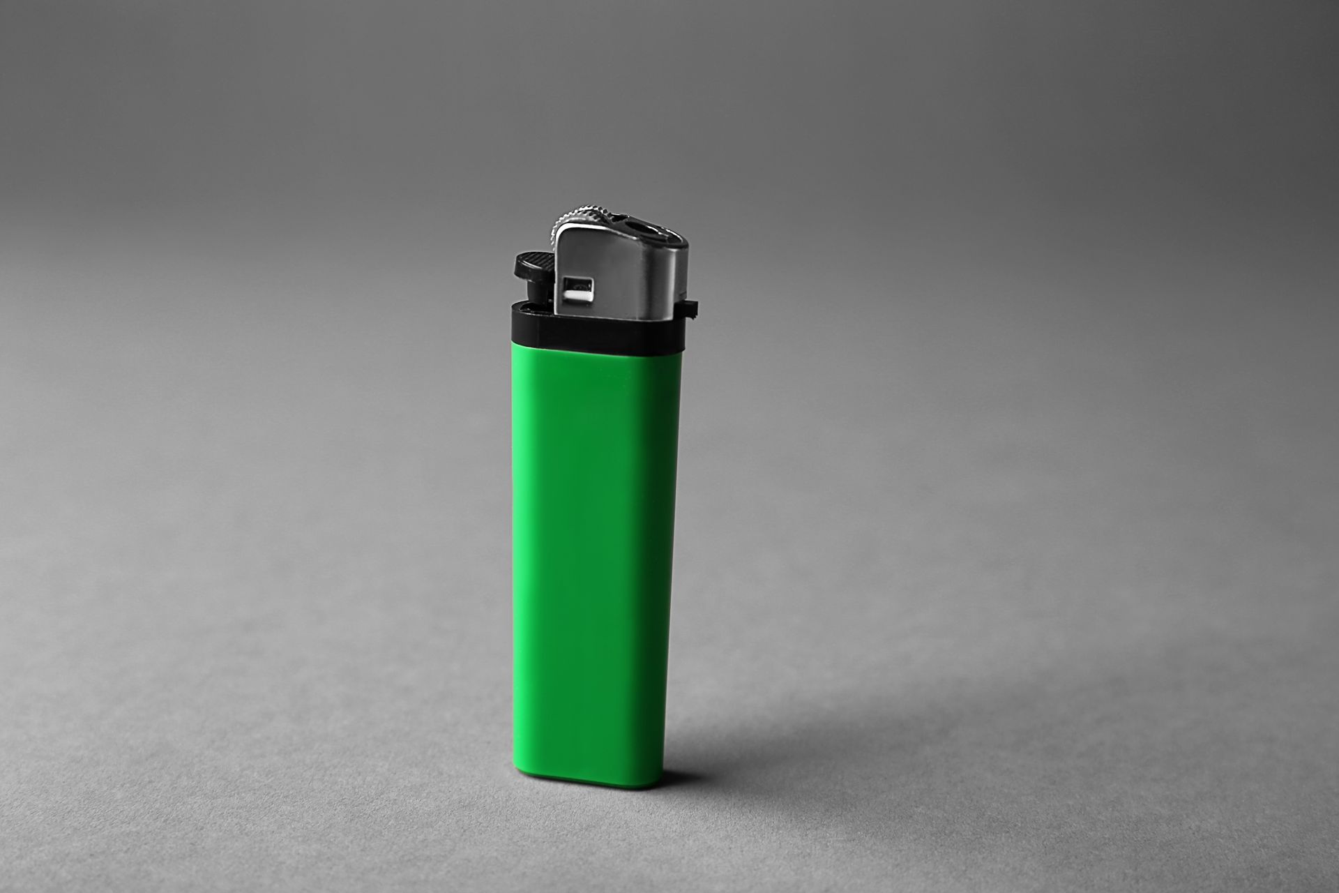 Briquet vert sur fond gris