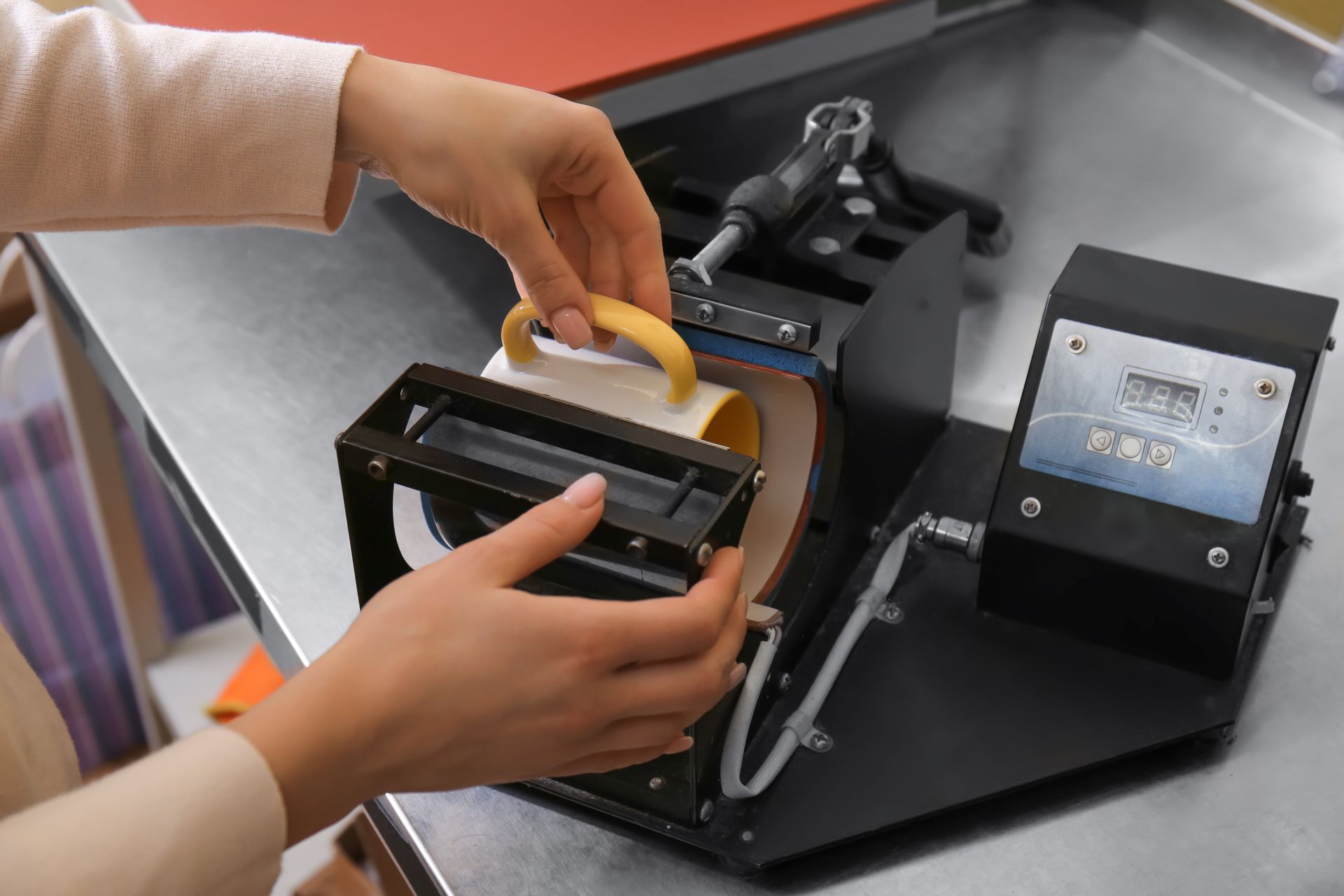 Travaux de sérigraphie circulaire sur tasse