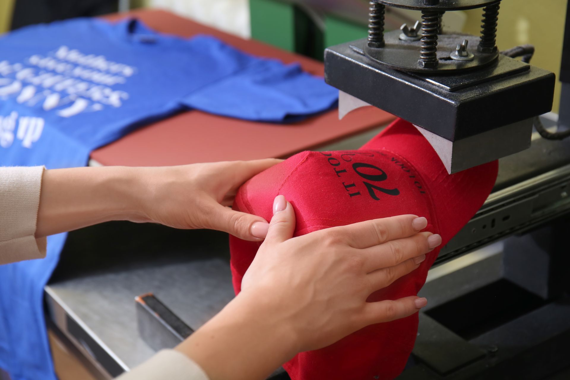 Sérigraphie textile sur casquette rouge