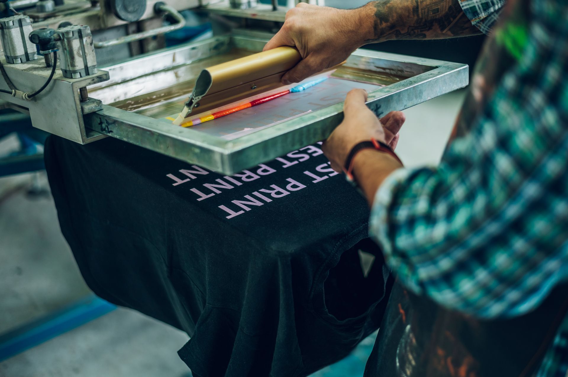 Travaux de sérigraphie sur t-shirt noir