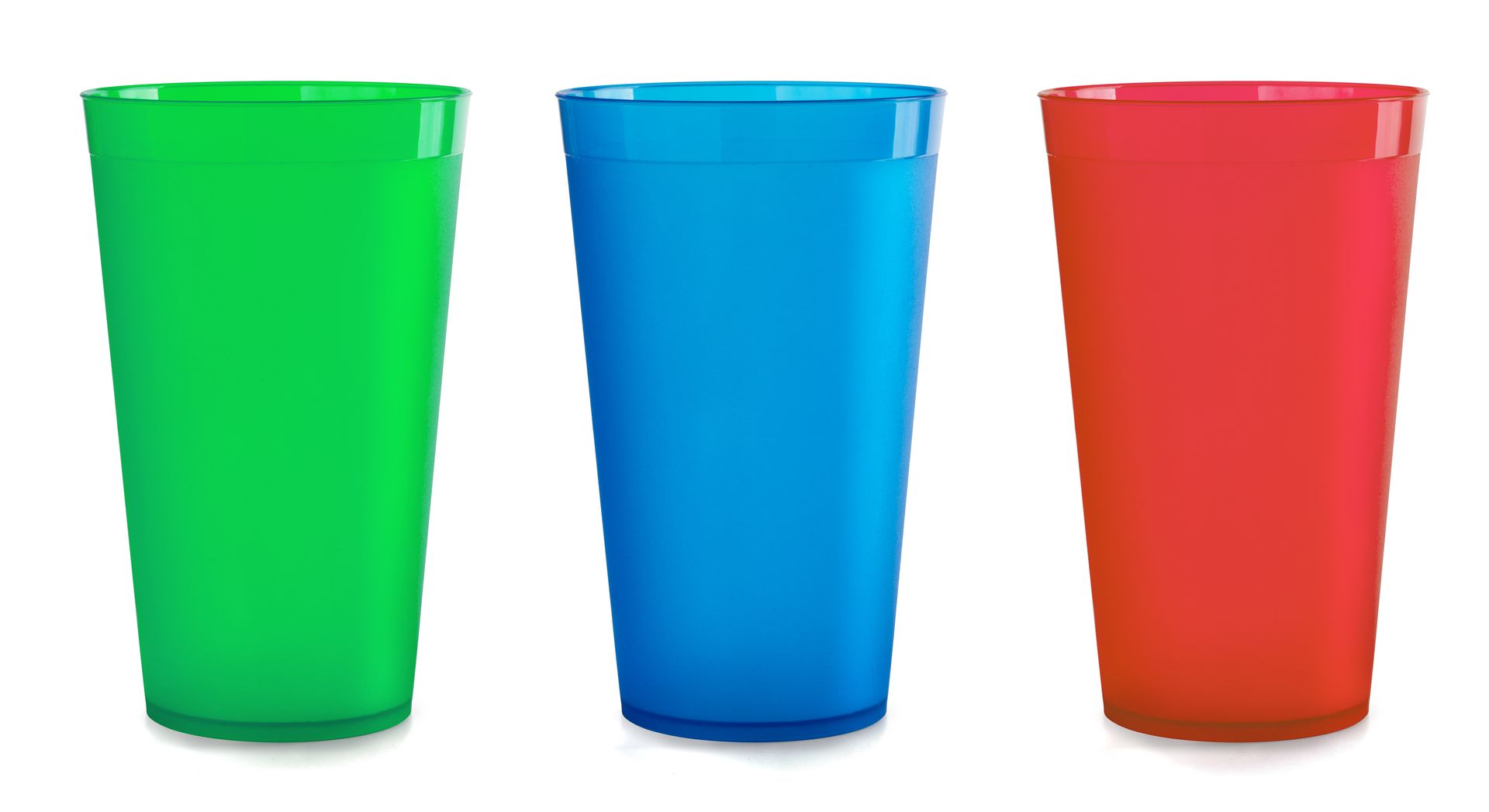 Gobelets en plastique de couleur verte, bleu et rouge