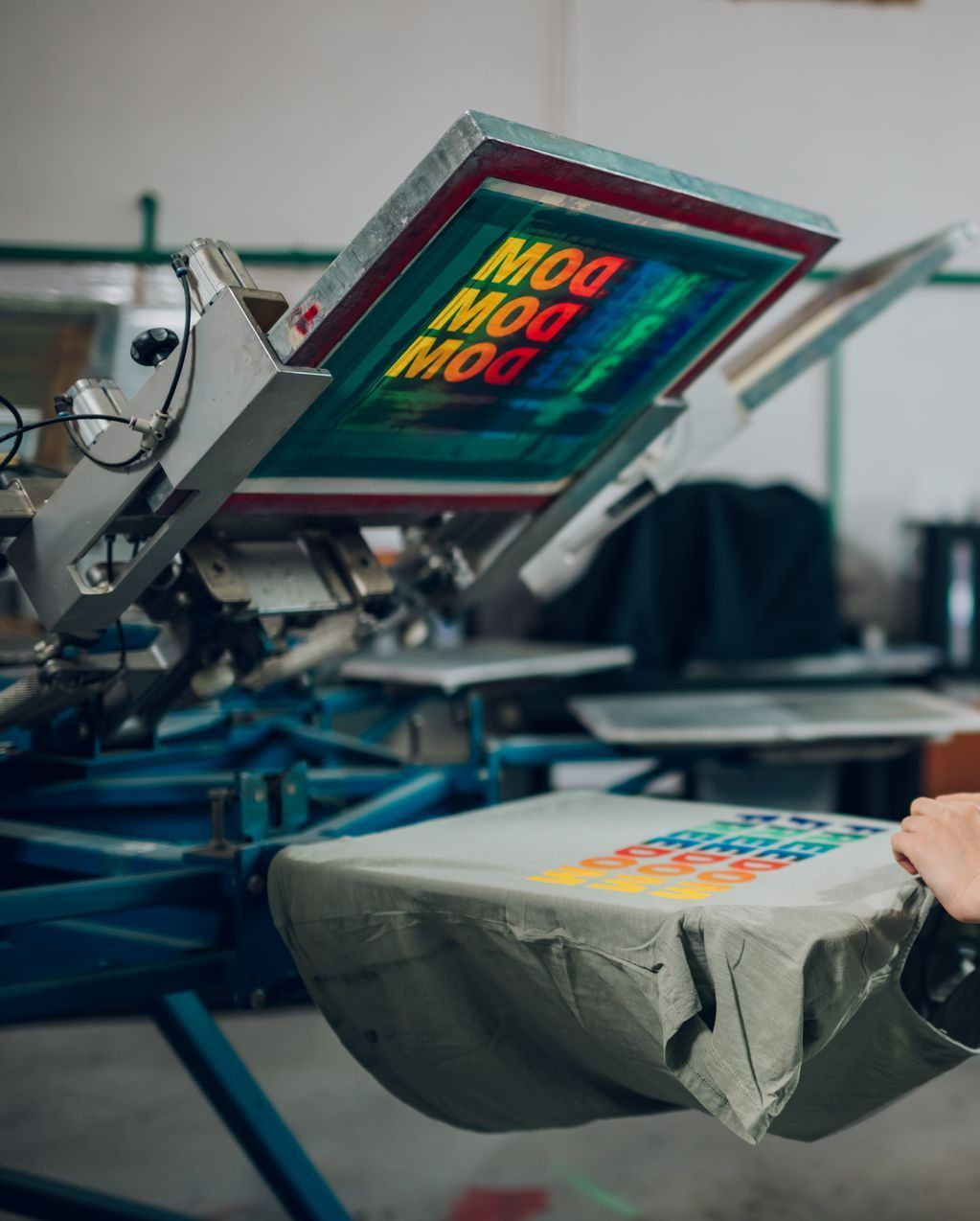 Carrousel de sérigraphie personnalisant un t-shirt 