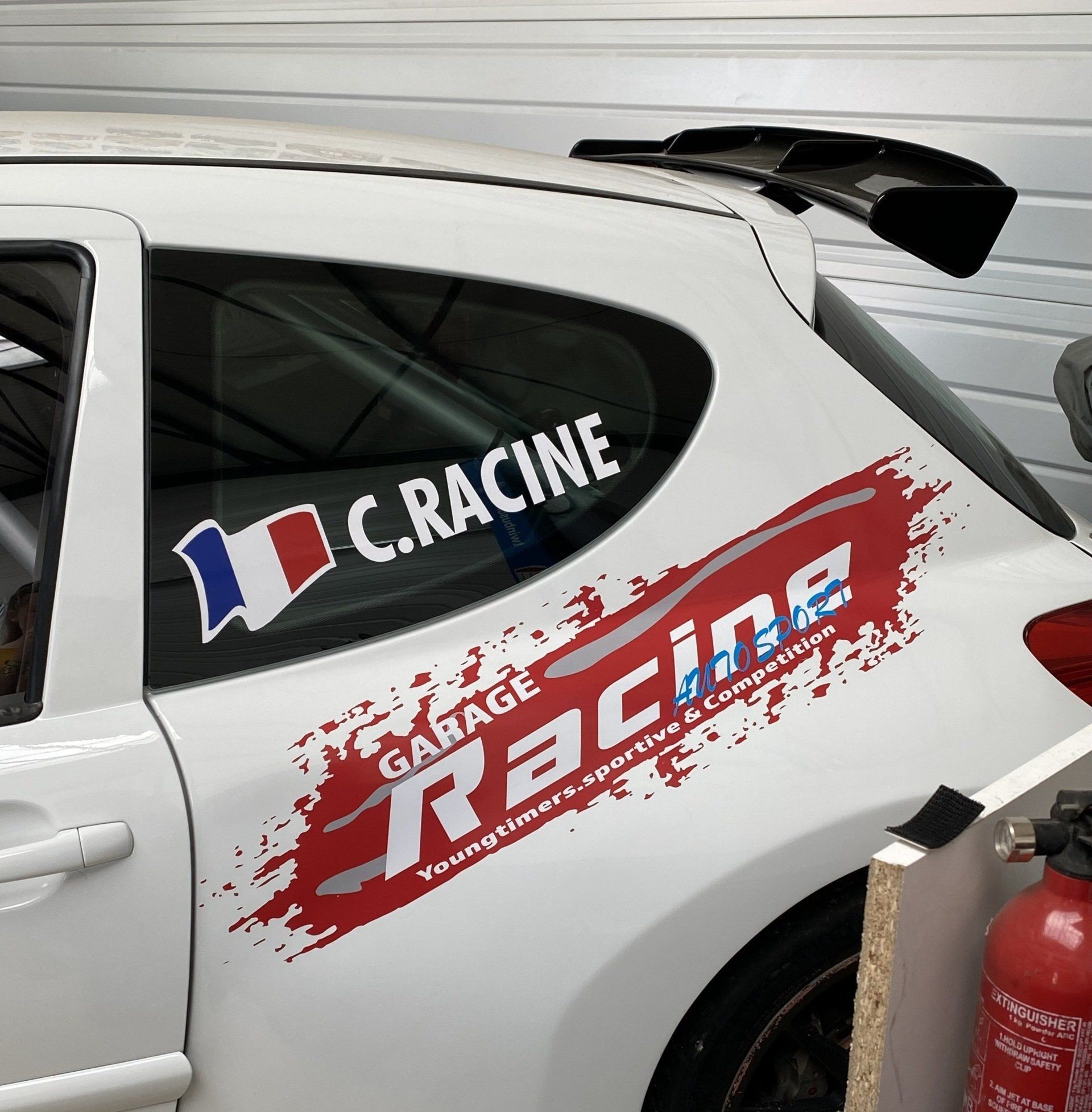 Carrosserie de voiture blanche imprimée d'un message et vitrophanie sur vitre arrière