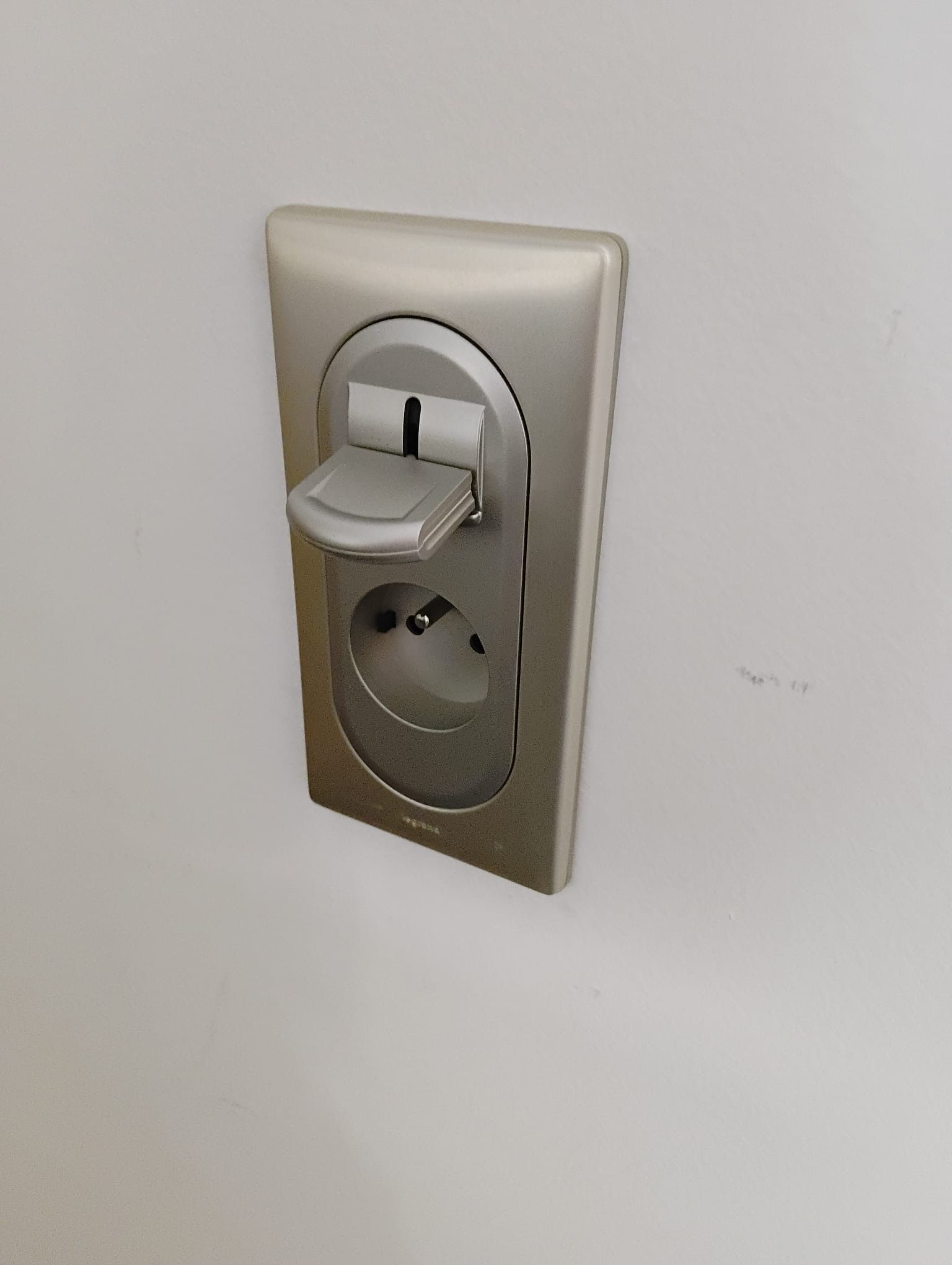 Distributeur de fil dentaire mural au-dessus d'un robinet d'évier, sur une plaque murale beige