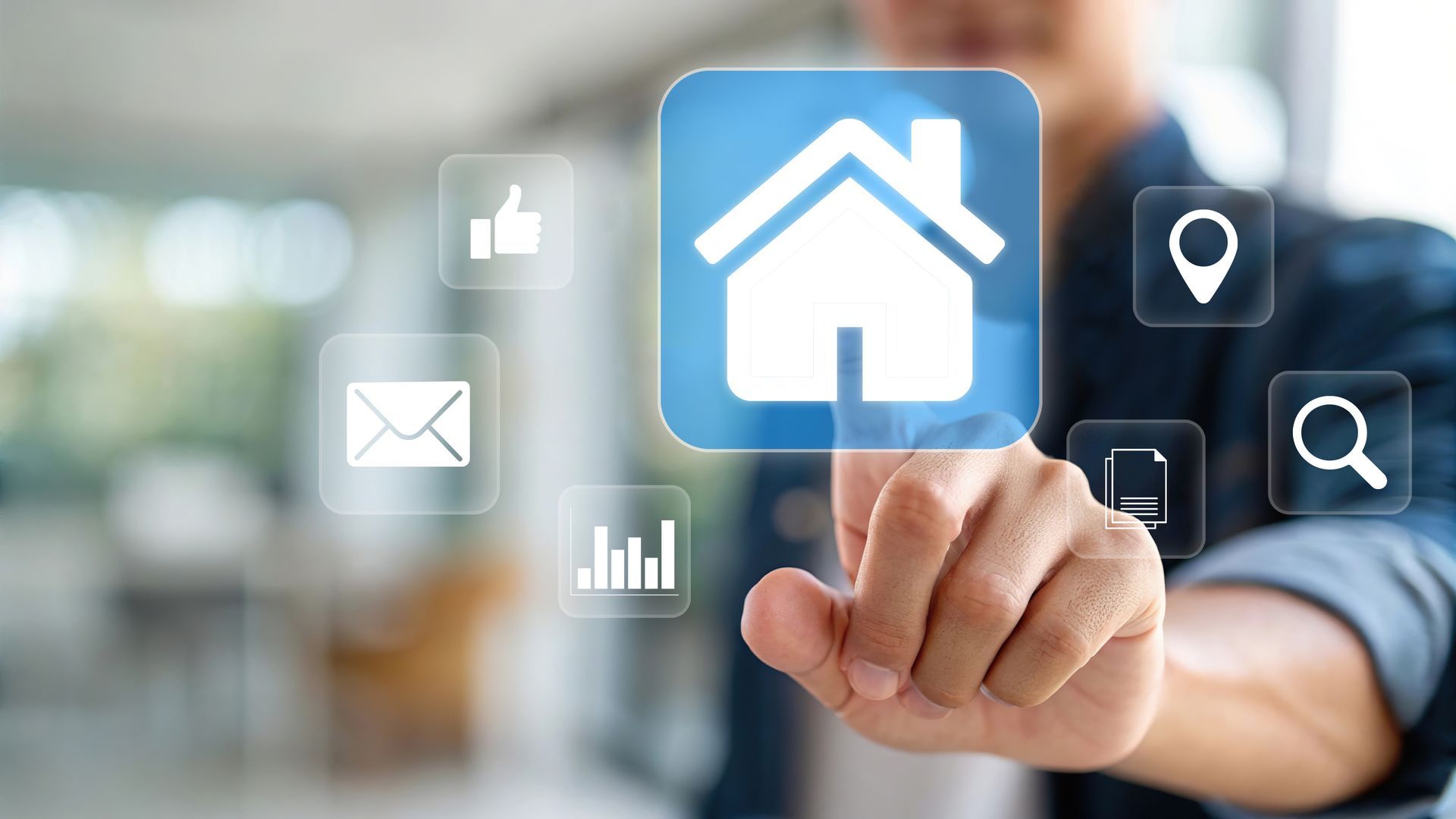 Une main désigne l'icône d'une maison bleue sur une interface numérique comportant des symboles immobiliers et de recherche.