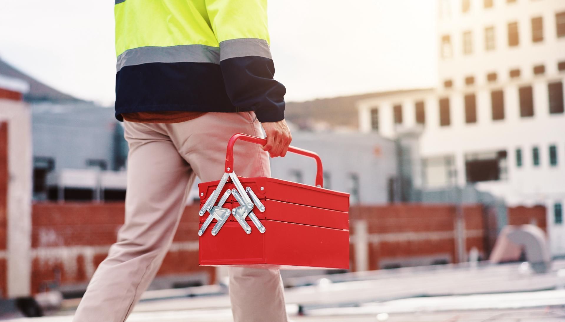 Ein erfahrener Elektriker arbeitet an einer Elektroinstallation in Witten.